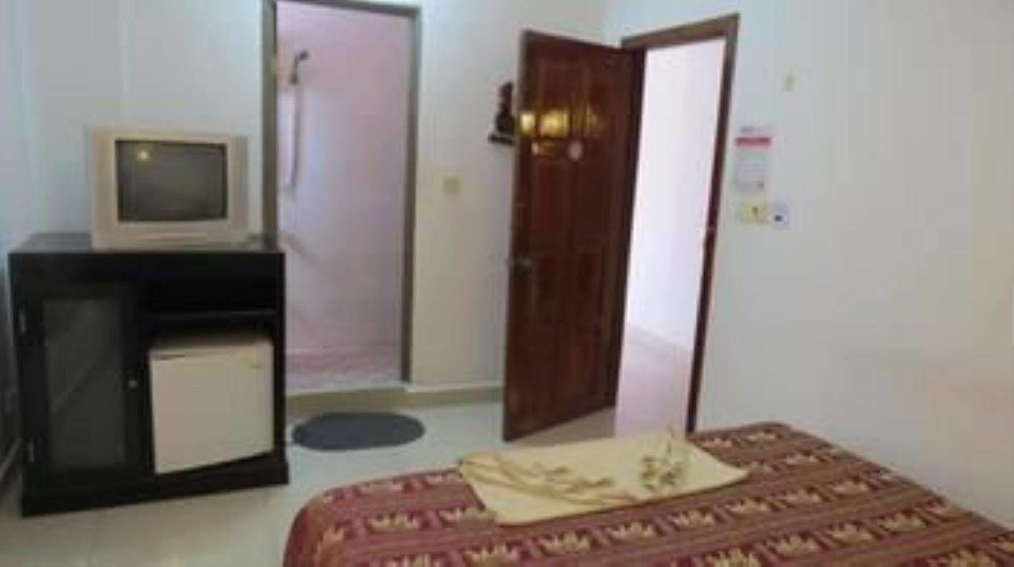 פנום פן Goldie Guesthouse מראה חיצוני תמונה